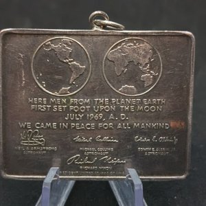 Lote siguiente: Placa Conmemorativa Misión Apolo 11 - Primeros Hombres en la Luna