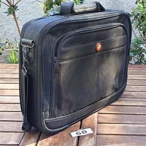 Portafolio  ejecutivo color negro, con manijas, cierre perimetral y correa - Con detalles de uso - imagen 2