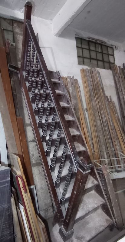 Escalera antigua con barandas torneadas, completamente en cedro - imagen 6
