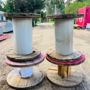 Lote siguiente: Dos Carreteles Grandes de Madera para Cables