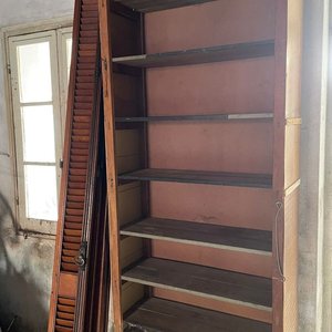 Lote siguiente: Estantería Alta de Madera con Múltiples Estantes