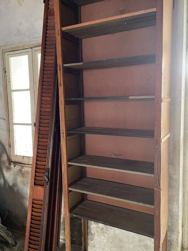 Estantería Alta de Madera con Múltiples Estantes