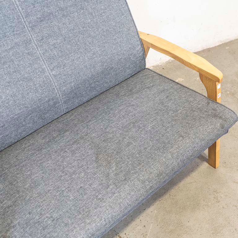 Sofá de dos cuerpos tapizado en tela gris con estructura de madera - imagen 3