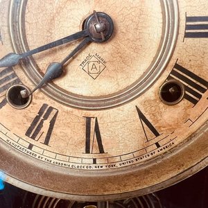 Reloj de Sobremesa Americano Ansonia Clock Co. Antiguo, Madera Tallada - imagen 3