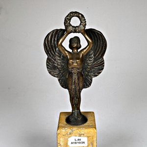 Figura de bronce de dama alada con corona de laurel, base de mármol - imagen 3