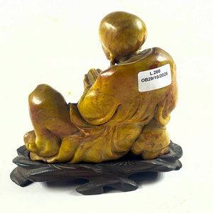 Figura Oriental Antigua en Piedra con Perro y Base de Madera - imagen 3