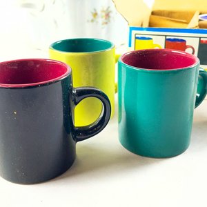 Siete piezas, sopera en porcelana (tapa con fisura y pocillos multicolor - imagen 5