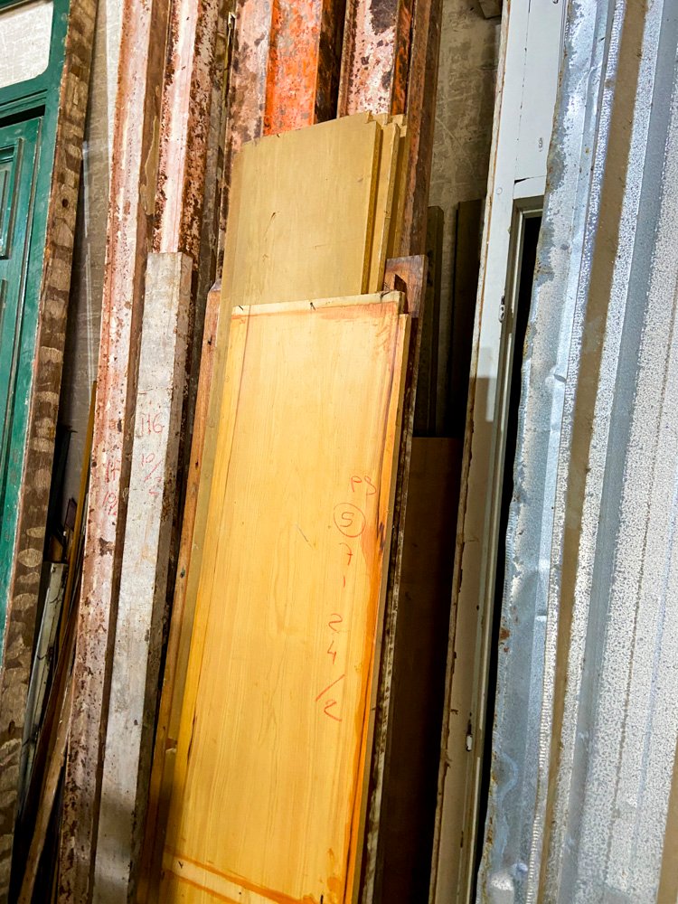 Muebles de madera y troncos de pino para decoración - imagen 2