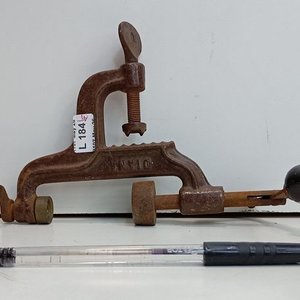 Antiguo Cargador de Cartuchos DIANA de Metal con Mangos de Madera - imagen 5