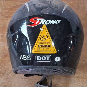 Casco de Motocicleta Negro con Detalles Plateados - imagen 3