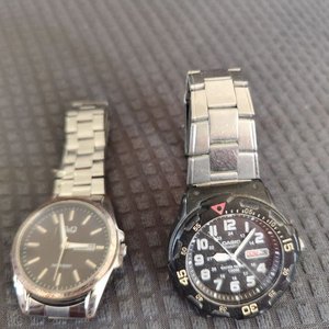 Dos Relojes de Pulsera: Q&Q con Calendario y Casio Funcional - imagen 1