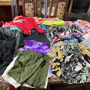 Lote de Ropa Variada: Jeans, Shorts y Remeras - imagen 2
