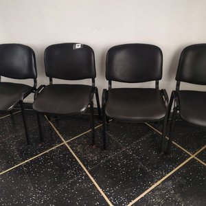 Seis Sillas de Oficina Negras para Local Comercial - imagen 1
