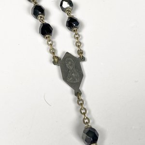 Rosario de Metal con Cuentas de Cristal Negro y Crucifijo - imagen 4