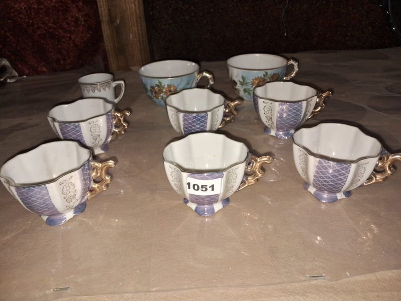 Lote siguiente: Lote de 9 tazas de café de colección con diseños florales y dorados