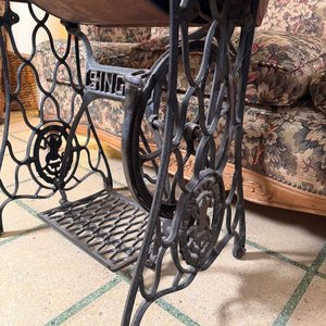 Máquina de Coser Singer Antigua con Mueble de Madera y Hierro - imagen 6