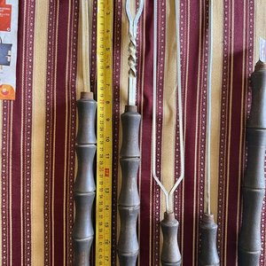 Set de 5 Utensilios de Parrilla con Mangos de Madera Torneada - imagen 3