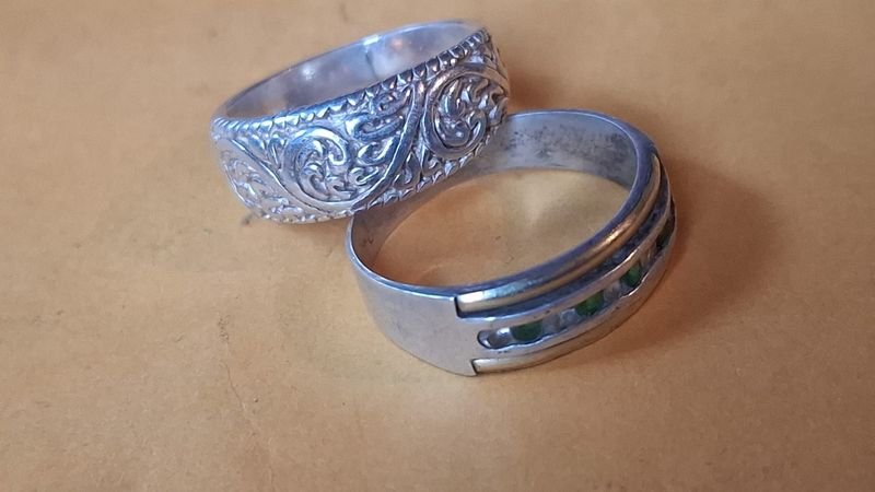 Lote siguiente: Anillos de plata con detalles en oro