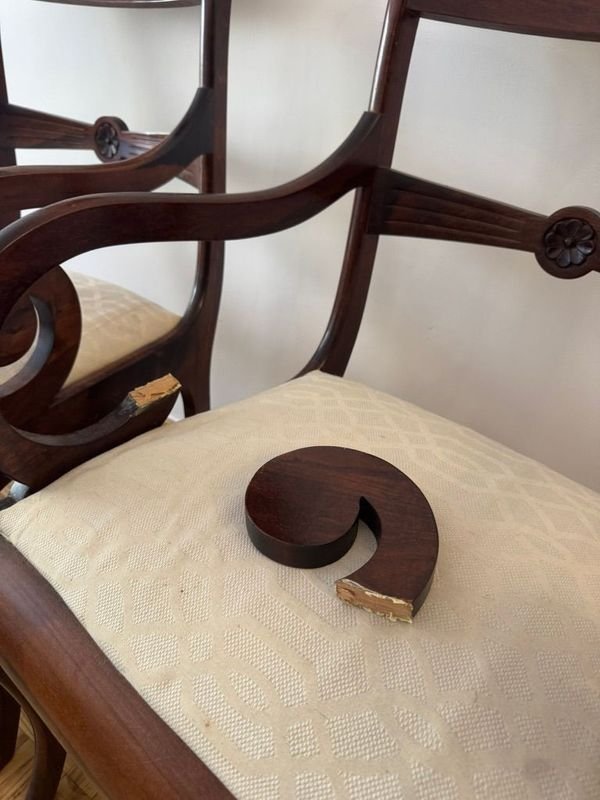Pare de sillas de madera modernas en buen estado - imagen 9