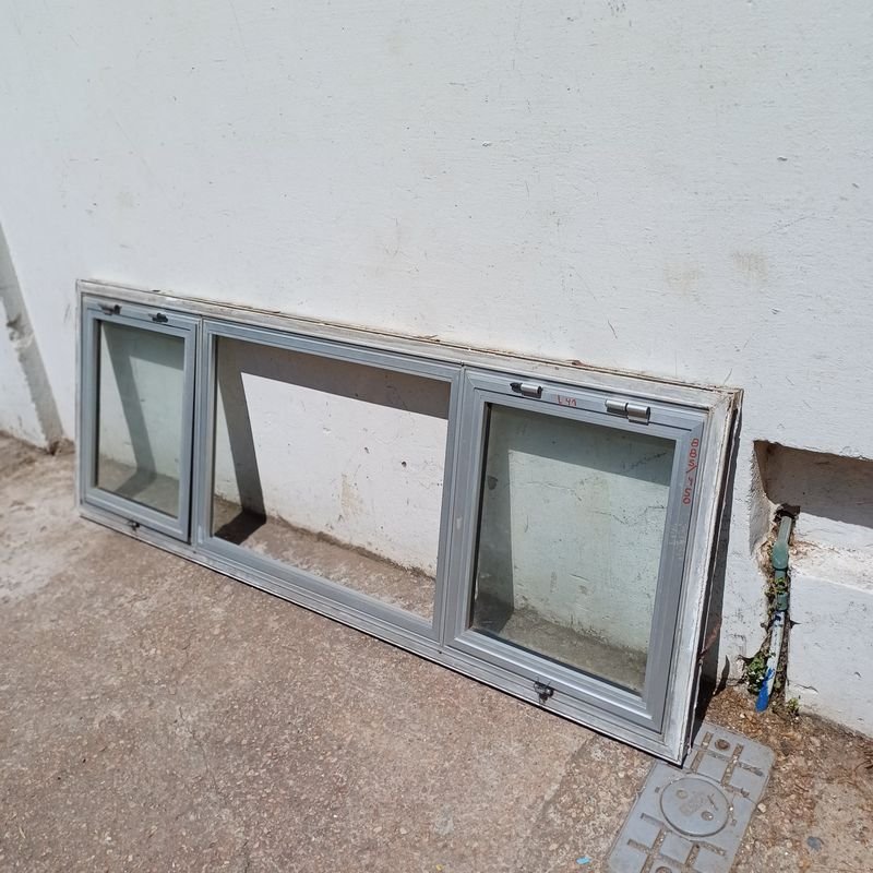 Ventana en carpintería de aluminio con paño fijo central y dos banderolas laterales - imagen 2