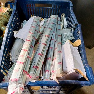 Lote anterior: Lote de Herrajes: Cerraduras, Manijas y Guías para Cajón