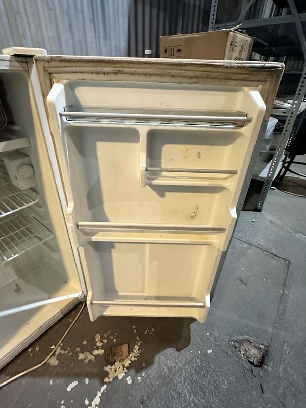 Refrigerador FRIGOBAR con compartimiento frontal y estantes de alambre - imagen 4