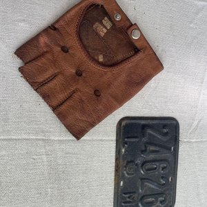 Lote anterior: Guante de Cuero Vintage y Patente de Circulación Antigua