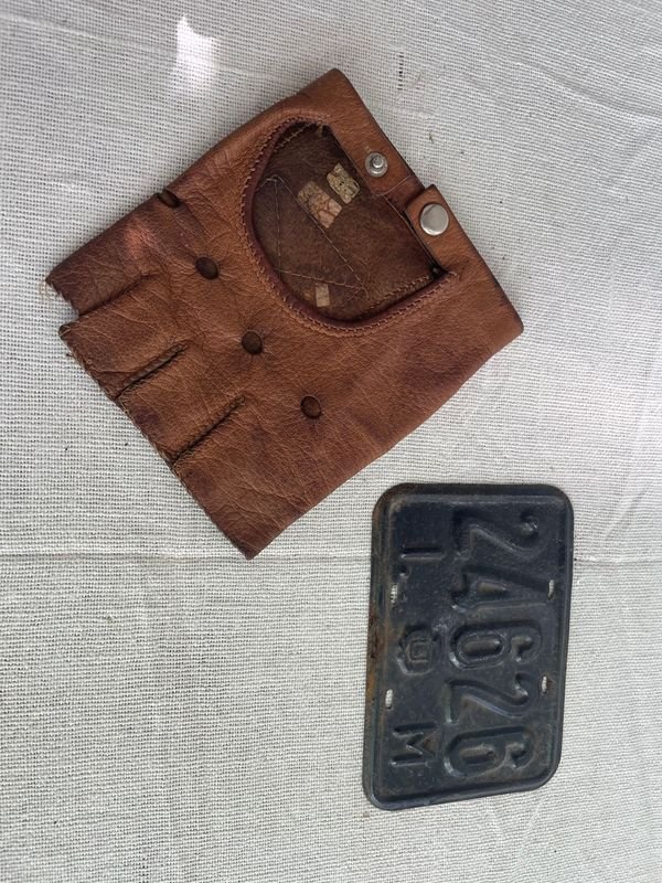Guante de Cuero Vintage y Patente de Circulación Antigua