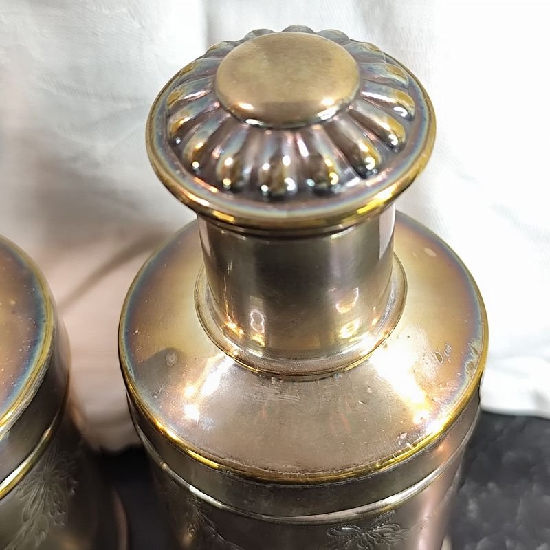 Par de perfumeros antiguos metálicos con detalles en los bordes - imagen 2