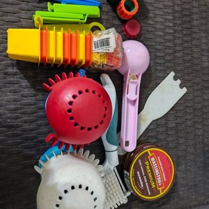 Lote Variado de Cocina: Pocillos de Vidrio Ambar y Utensilios - imagen 1