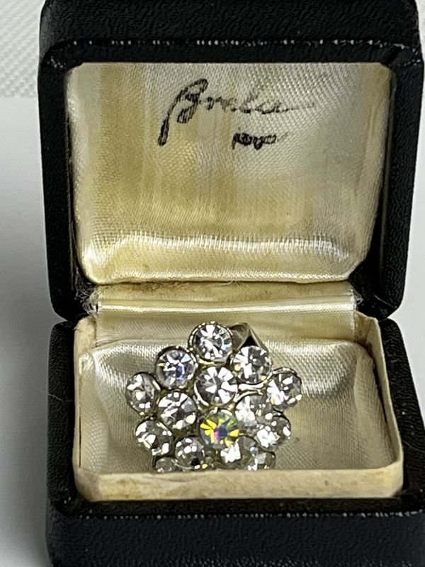 Lote anterior: Anillo de diamantes en estuche