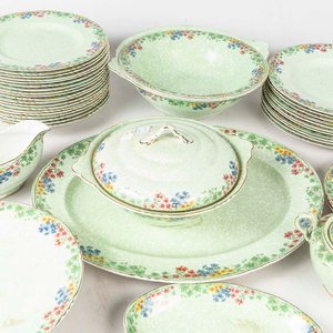 38 Piezas de loza inglesa Fairfield. Diseño flores, fondo verde, borde lobulado dorado. Piezas manchadas, 3 platos con cascaduras y 3 platos con fisuras. Medidas: 20 cm - imagen 3