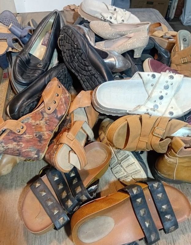 Colección de zapatos de hombre y mujer en buen estado - imagen 8