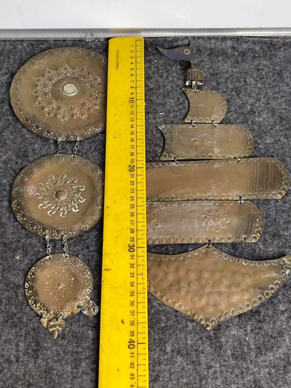 Dos Piezas Decorativas de Bronce para Colgar: Barco y Círculos