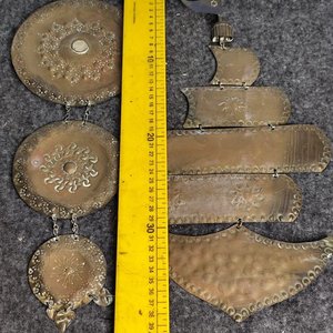 Dos Piezas Decorativas de Bronce para Colgar: Barco y Círculos - imagen 1