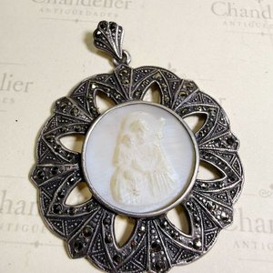 Dije Art Déco Nácar y Marquesitas con Figura Religiosa - imagen 1