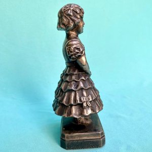 Rara figura de la famosa actriz infantil Shirley Temple . Publicidad de "La Especial de Niños", Esteban Campora. Agraciada 2322. Realizada en peltre. Tiene un detalle al dorso en el vestido. Altura: 16 cm. - imagen 5