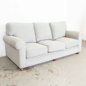 Sofá de Tres Cuerpos Tapizado en Tela Gris con Almohadones - imagen 1
