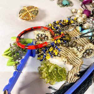 Lote Variado de Bijouterie: Collares, Pulseras, Anillos y Caravanas - imagen 4