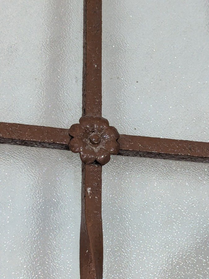 Puerta antigua vidriada en cedro, con reja y marco de pinotea. - imagen 7