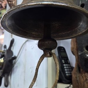 Campana Antigua de Bronce con Soporte Rústico de Madera y Hierro - imagen 4