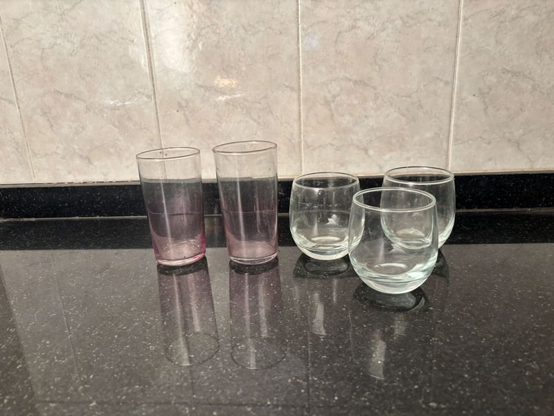Juego de 5 Vasos de Vidrio