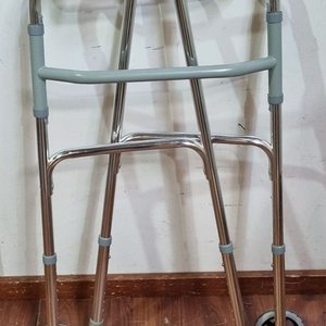 Andador Ortopédico Plegable de Metal Cromado con Ruedas Frontales - imagen 2