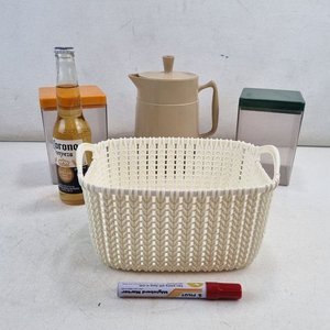 Lote siguiente: Lote de Recipientes: Canasto Texturizado, Jarra con Tapa y Contenedores