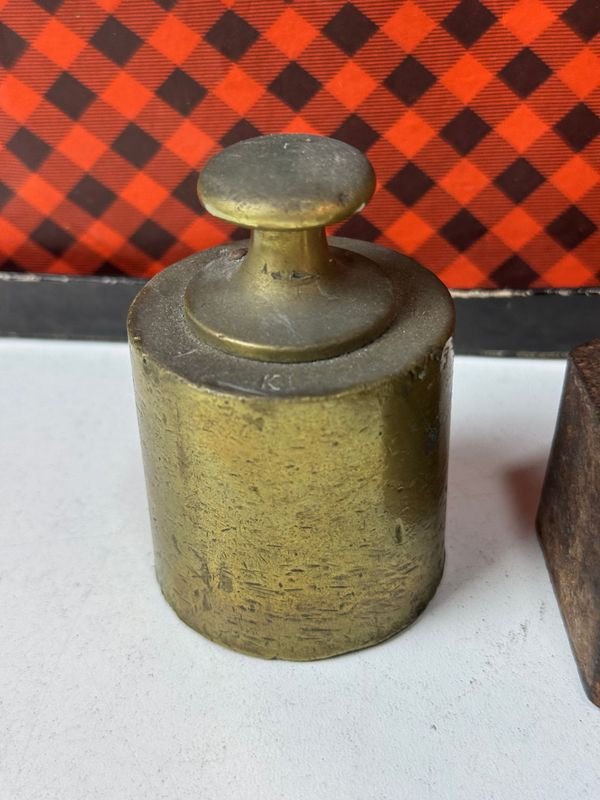 Lote de piedras, pesas y objetos variados - imagen 8
