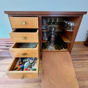 Mueble Bar Estilo Americano con 3 Cajones y Puerta con Llave - imagen 4