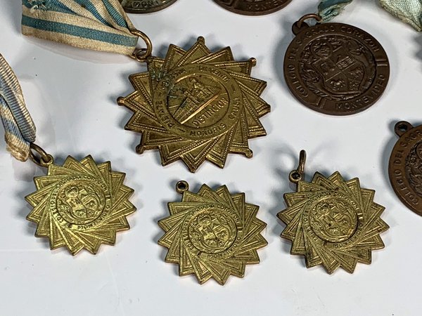 Lote de 9 Medallas y Adornos con Dorado y Cintas