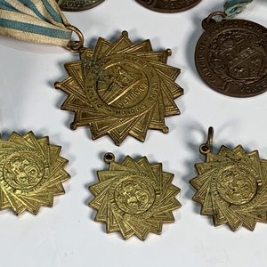 Lote anterior: Lote de 9 Medallas y Adornos con Dorado y Cintas