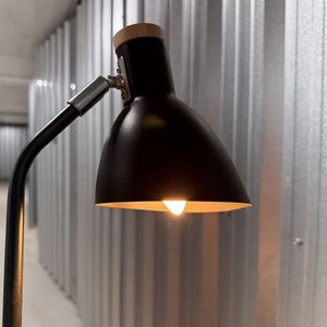 Lámpara de Escritorio Metálica Negra con Base de Madera Clara - imagen 9