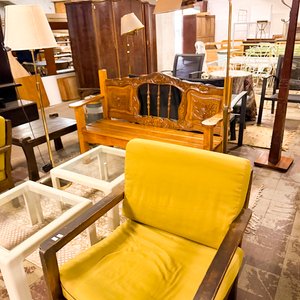 Sofá de Cuero Gris y Sillón Amarillo Estilo Clásico - imagen 2